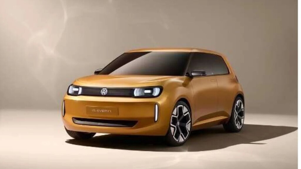Découvrez cette incroyable voiture électrique à seulement 20 000 € : la révolution Volkswagen ! 1 Auto-Moto
/
Aujourd'hui à 16:53
Elle sera à vous pour 20 000 € : Volkswagen prépare sa voiture électrique la moins chère jamais lancée
Volkswagen s’apprête à lancer l’ID. EVERY1, un modèle entièrement électrique présenté en 2025 et qui devrait coûter environ 20 000 euros (c’était en tout cas l’objectif du constructeur). Si les plans du constructeur n’ont pas changé, la production démarre l’année prochaine.