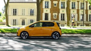 Auto-Moto
/
Aujourd'hui à 12:01
Voiture électrique : si “le contexte social et politique” le permet, Renault investira 10 milliards d’euros en France au cours des 5 prochaines années
Le patron de Renault annonce que le constructeur automobile compte investir 10 milliards d’euros dans la voiture électrique, en France, si “le contexte social et politique” le permet.