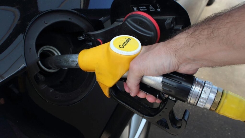 Ce constat alarmant : la chute du Diesel en France et l'explosion des ventes électriques ! 75 Auto-Moto
/
Aujourd'hui à 19:02
Peut-on dire adieu au Diesel ? Les ventes s’effondrent en France et le marché de l’occasion suit la tendance
Les immatriculations de nouvelles voitures électriques explosent en France, tandis que le Diesel recule. Et la même tendance est observée sur le marché de l’occasion. Cependant, il est encore trop tôt pour annoncer la fin du Diesel, puisque les consommateurs réagissent surtout aux variations des prix des carburants.
