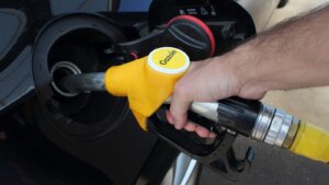 Auto-Moto
/
Aujourd'hui à 19:02
Peut-on dire adieu au Diesel ? Les ventes s’effondrent en France et le marché de l’occasion suit la tendance
Les immatriculations de nouvelles voitures électriques explosent en France, tandis que le Diesel recule. Et la même tendance est observée sur le marché de l’occasion. Cependant, il est encore trop tôt pour annoncer la fin du Diesel, puisque les consommateurs réagissent surtout aux variations des prix des carburants.