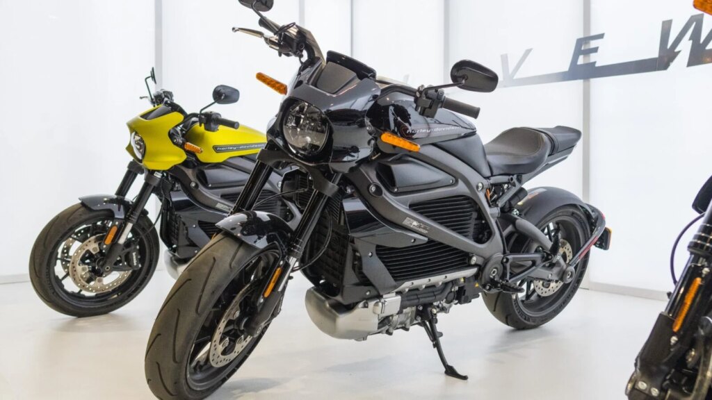 Cette vérité choquante sur Harley-Davidson : la filiale LiveWire à deux doigts de la faillite ! 1 Auto-Moto
/
Aujourd'hui à 19:00
Harley-Davidson dans la tourmente : pourquoi sa filiale de motos électriques est à deux doigts de disparaître
Lancée en grande pompe pour faire entrer le géant américain dans l'ère de l'électrique, la marque LiveWire fait face à une crise sans précédent. Elle se dirige inexorablement vers la faillite.