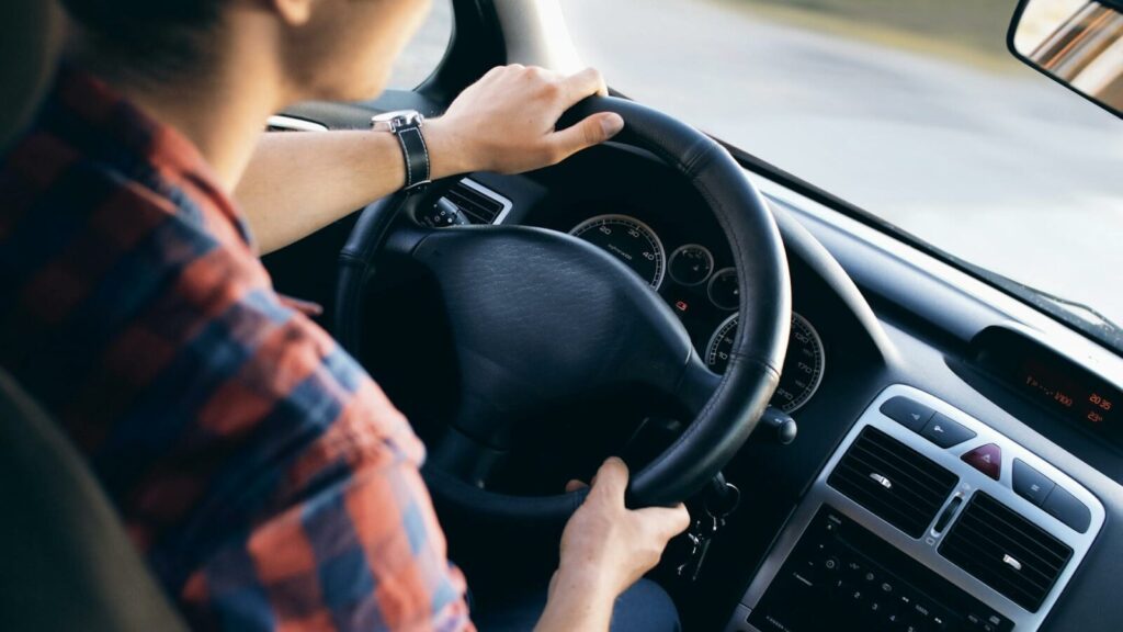 Ce chiffre secret que personne ne demande peut vous ruiner en achetant une voiture d'occasion ! 1 Auto-Moto
/
Aujourd'hui à 10:53
En achetant une voiture d’occasion, personne ne demande ce chiffre au vendeur, et c’est une erreur qui peut vous coûter cher
Il faut aborder ce sujet.