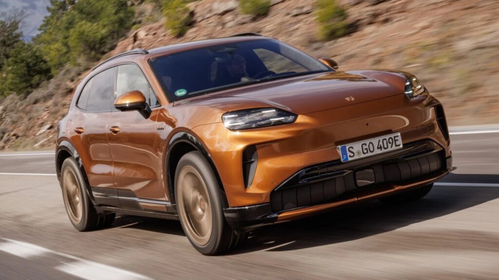 Ce nouveau Cayenne électrique de Porsche : la fin du thermique avec 1 156 ch en 16 minutes ! 1 Auto-Moto
/
Aujourd'hui à 12:00
16 minutes pour charger un monstre de 1 156 ch : Porsche enterre définitivement le thermique avec son Cayenne
Porsche renverse la table avec son nouveau Cayenne électrique. Grâce à sa batterie XXL, l’allemand assure plus de 600 km sur une charge et se recharge en seulement 16 minutes. Ses 1 156 lui garantissent en bonus des performances stratosphériques.