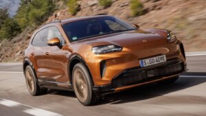 Auto-Moto
/
Aujourd'hui à 12:00
16 minutes pour charger un monstre de 1 156 ch : Porsche enterre définitivement le thermique avec son Cayenne
Porsche renverse la table avec son nouveau Cayenne électrique. Grâce à sa batterie XXL, l’allemand assure plus de 600 km sur une charge et se recharge en seulement 16 minutes. Ses 1 156 lui garantissent en bonus des performances stratosphériques.