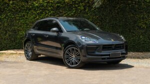 Auto-Moto
/
Aujourd'hui à 10:00
Le terrible aveu d’échec de Porsche : le Macan à essence va signer son grand retour
Il fallait s’y attendre, Porsche a décidé de revoir sa stratégie d'électrification. Le thermique fait un retour en force.