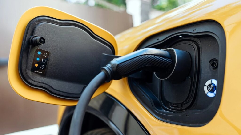 Cette révélation choc : la voiture électrique a un bilan carbone incroyable face à la thermique ! 1 Auto-Moto
/
Aujourd'hui à 15:36
Voiture électrique vs voiture thermique : le verdict de l’ADEME est sans appel sur le bilan carbone (juste au cas où vous doutiez encore)
L’agence française de la transition écologique publie un avis qui explique pourquoi la voiture électrique a une empreinte carbone plus faible, lorsqu’elle est rechargée en France, même si sa fabrication produit plus d’émissions.