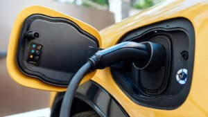 Auto-Moto
/
Aujourd'hui à 15:36
Voiture électrique vs voiture thermique : le verdict de l’ADEME est sans appel sur le bilan carbone (juste au cas où vous doutiez encore)
L’agence française de la transition écologique publie un avis qui explique pourquoi la voiture électrique a une empreinte carbone plus faible, lorsqu’elle est rechargée en France, même si sa fabrication produit plus d’émissions.