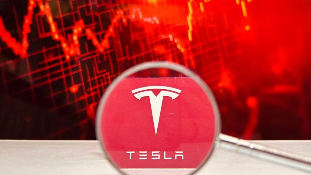 Cette énorme chute de 43 % chez Tesla va vous choquer : l’automobile oubliée au profit de l'IA ! 1 Auto-Moto
/
Aujourd'hui à 12:00
Après le show du Roadster, la douche froide : les bénéfices de Tesla plongent de 43 %
Le constructeur voit ses marges diminuer dangereusement, alors qu’il accélère son virage vers l’IA et la robotique. L’automobile n’est définitivement plus la priorité.