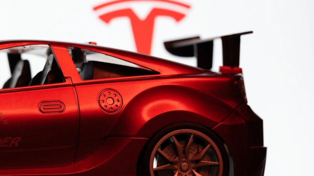 Ce soir, découvrez pourquoi cette présentation du Tesla Roadster est capitale ! 7 Auto-Moto
/
Aujourd'hui à 09:32
19 h 55 : pourquoi l’heure de la présentation du Tesla Roadster ce soir est tout sauf anodine ?
9 ans après, Tesla s’apprête à présenter son Tesla Roadster. Et rien n’est laissé au hasard…