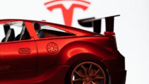 Auto-Moto
/
Aujourd'hui à 09:32
19 h 55 : pourquoi l’heure de la présentation du Tesla Roadster ce soir est tout sauf anodine ?
9 ans après, Tesla s’apprête à présenter son Tesla Roadster. Et rien n’est laissé au hasard…