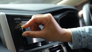 Auto-Moto
/
Aujourd'hui à 11:28
La radio FM n’a pas dit son dernier mot : le Sénat veut l’imposer sur toutes les voitures neuves (et il a raison)
Alors que l’audience de la radio traditionnelle baisse en France, le Sénat vote un texte qui obligerait les constructeurs automobiles à prendre en charge la radio FM sur les véhicules neufs. Et l’un des arguments utilisés, lors des discussions, est que celle-ci peut être utile en cas de catastrophes naturelles.