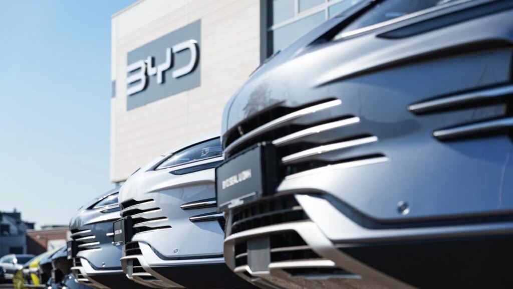 Cette alerte de Ford : une invasion de voitures électriques chinoises menace l'Europe ! 29 Auto-Moto
/
Aujourd'hui à 15:00
“C’est trop tard” : le patron de Ford met en garde face à l’invasion des voitures électriques chinoises, et prend l’Europe comme exemple
Alors que les États-Unis réfléchissent à autoriser les marques automobiles chinoises sur leur territoire, le patron de Ford tire la sonnette d’alarme. Il leur demande simplement de regarder du côté de l’Europe.