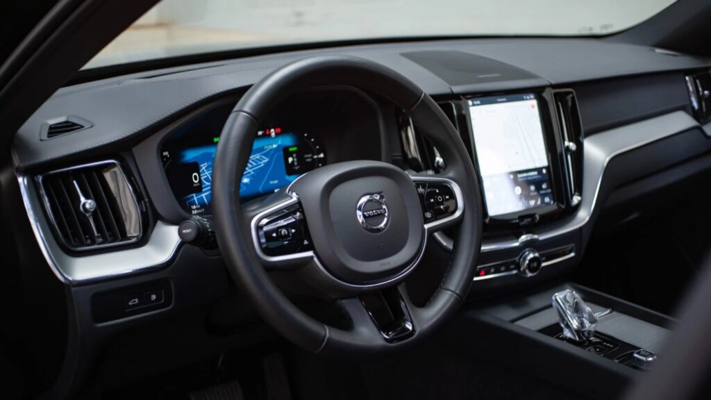 Cette incroyable révolte de Volvo : découvrez la conduite autonome révolutionnaire avec Nvidia ! 1 Auto-Moto
/
Aujourd'hui à 13:31
Une nouvelle ère débute pour Volvo : sa conduite autonome sera propulsée par les technologies Nvidia (dont l’IA Alpamayo)
Volvo passe à la vitesse supérieure. Celui-ci va développer une conduite autonome comparable au FSD de Tesla, en s’appuyant sur les technologies et sur l’IA de Nvidia.