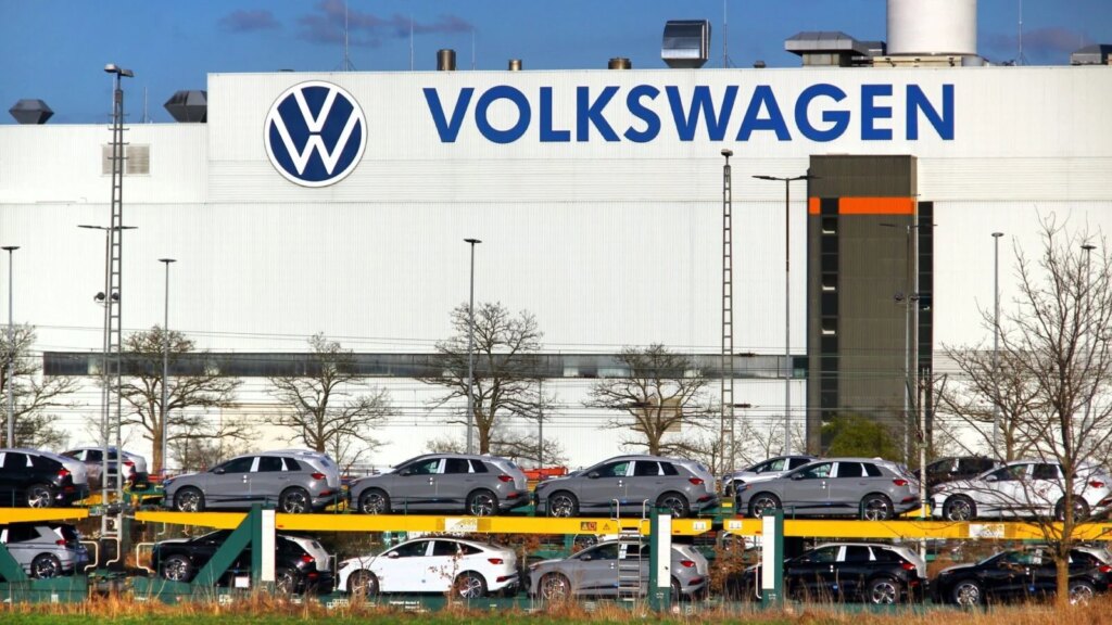 Cette terrible perte pour Volkswagen : un signal alarmant pour l'automobile européenne ! 1 Auto-Moto
/
Aujourd'hui à 19:00
Volkswagen subit sa plus grosse perte en une décennie, un signal terrible pour l’automobile européenne
Le géant allemand de l'automobile traverse l'une des pires crises de son histoire. Il n’a jamais été aussi mal depuis le Dieselgate.