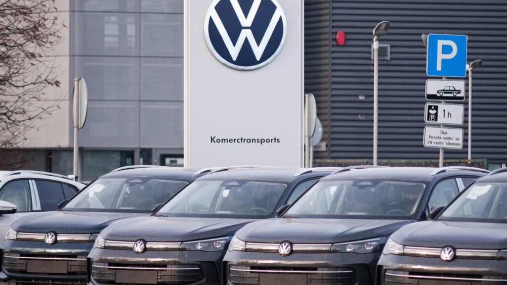 Cette décision choc de Volkswagen va ruiner les salaires de ces employés ! Découvrez pourquoi ! 1 Auto-Moto
/
Aujourd'hui à 19:00
Les salaires n’augmenteront plus : Volkswagen prend une décision radicale avec ses salariés
Plongée dans une crise profonde, Volkswagen continue les mesures drastiques. Et ce sont ses salariés qui trinquent.