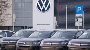 Auto-Moto
/
Aujourd'hui à 19:00
Les salaires n’augmenteront plus : Volkswagen prend une décision radicale avec ses salariés
Plongée dans une crise profonde, Volkswagen continue les mesures drastiques. Et ce sont ses salariés qui trinquent.
