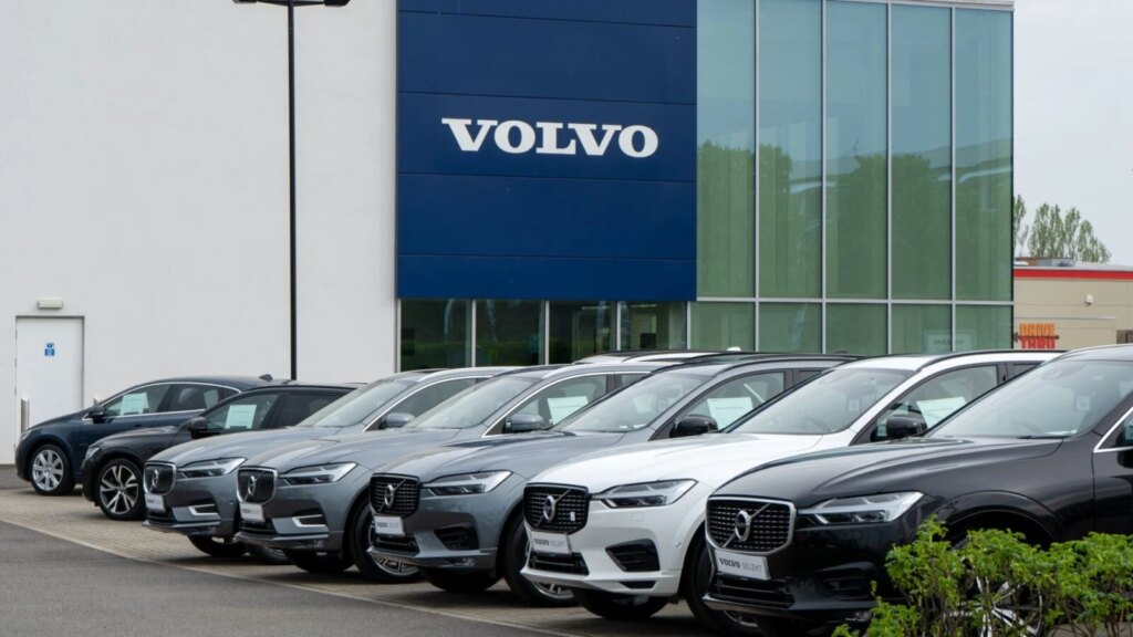 Cette terrible chute de Volvo à 99 ans : son avenir est en danger ! Découvrez pourquoi. 1 Auto-Moto
/
Aujourd'hui à 13:00
À 99 ans, Volvo replonge violemment dans le rouge. Son avenir est menacé
Décidément, les constructeurs européens souffrent. C’est au tour de Volvo d’enregistrer des pertes records, tandis que son titre dégringole en Bourse. La marque entre dans une période critique.